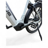 Vogue Prestige Fashion Grijs elektrische fiets met lage instap en motor, geschikt voor comfortabel stadsvervoer.