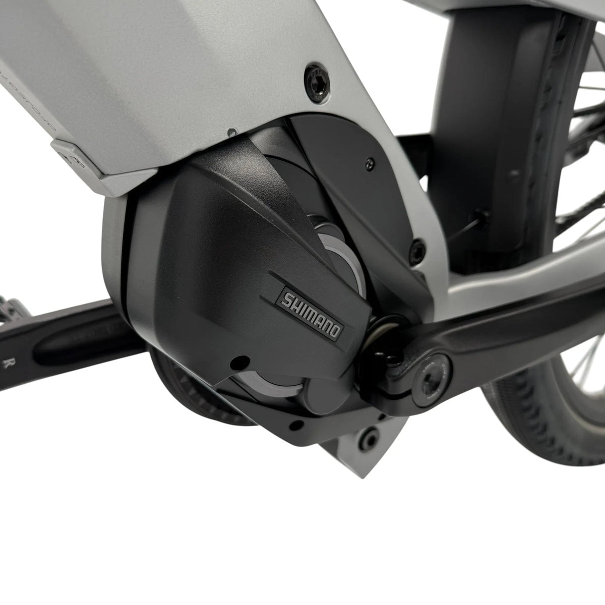Vogue SUV Grijs elektrische fiets met Shimano middenmotor, stevig frame en comfortabele zithouding, geschikt voor stadsverkeer.