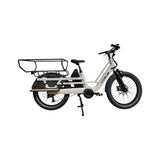 Vogue Wonder Fashion grijze elektrische longtail e-bike voor gezinnen, zichtbaar in doos, klaar voor gebruik.