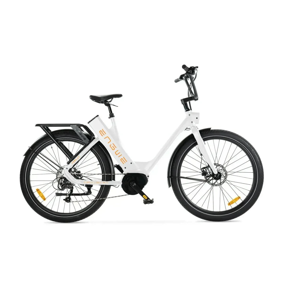 Witte ENGWE P275 ST elektrische fiets van Vogue met lage instap en comfortabele zithouding, ideaal voor stadsvervoer.