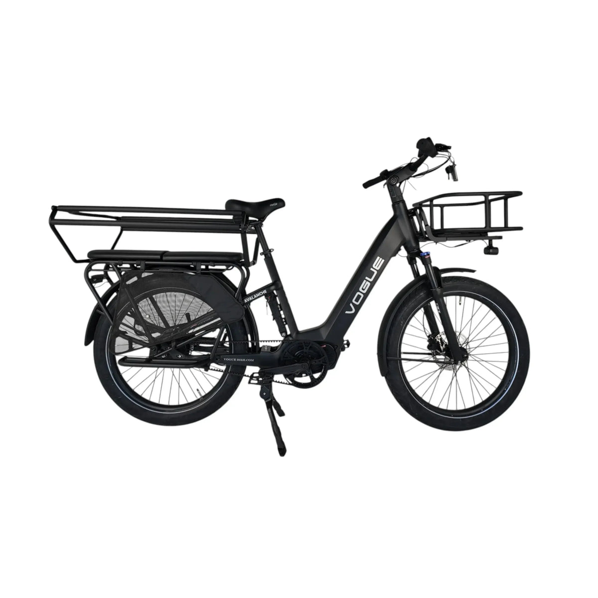 Zwarte Vogue Avalanche Matt elektrische fiets met Shimano middenmotor en lange achterdrager, ideaal voor stads- en recreatief gebruik