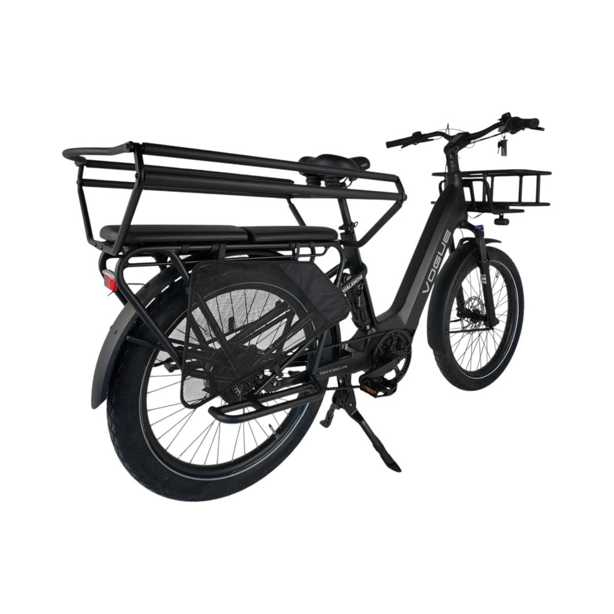 Zwarte Vogue Avalanche Matt e-bike met Shimano middenmotor en lange achterdrager, ontworpen voor comfortabel stadsgebruik