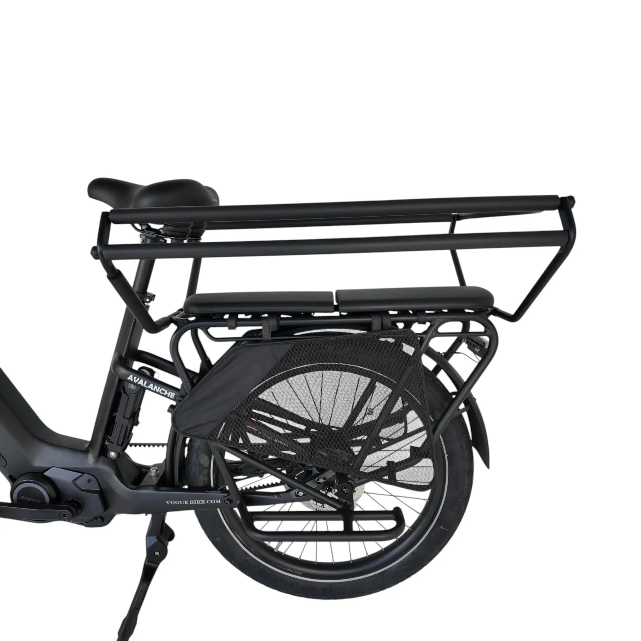 Zwarte Vogue Avalanche Matt e-bike met Shimano middenmotor, frame en achterlicht zichtbaar, stijlvolle elektrische fiets.