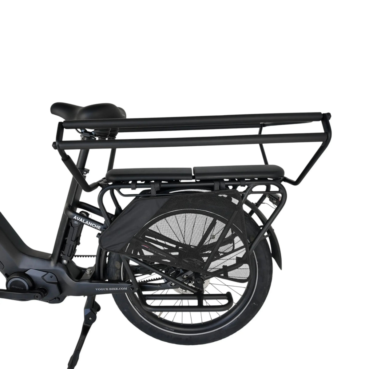 Zwarte Vogue Avalanche Matt e-bike met Shimano middenmotor, frame en achterlicht zichtbaar, stijlvolle elektrische fiets.