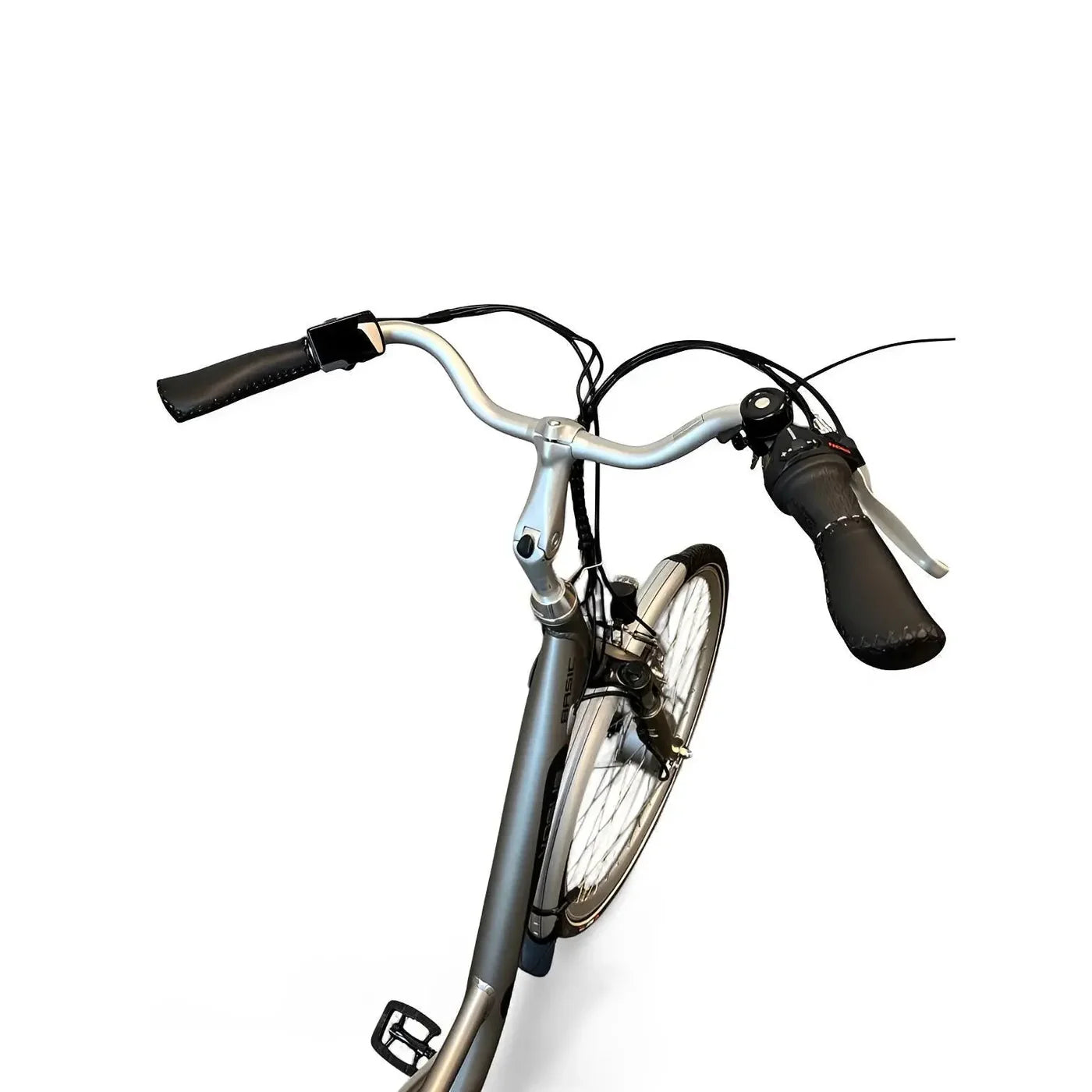 Vogue Basic E-bike elektrische stadsfiets met grijze frame en 13Ah accu, zichtbaar vanaf het stuur.