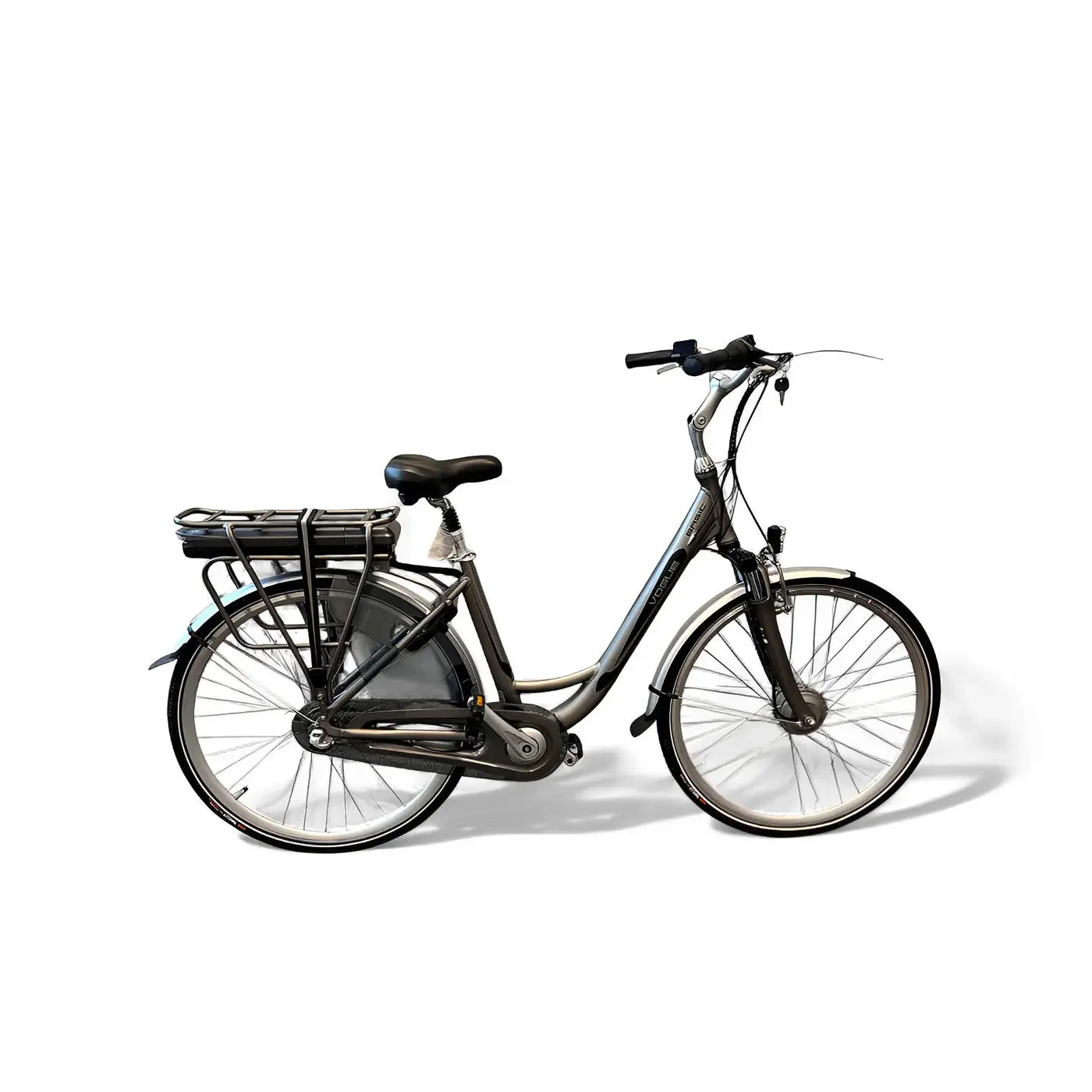 Vogue Basic grijze elektrische stadsfiets met comfortabele zithouding en 13Ah accu, ideaal voor stadsverkeer.