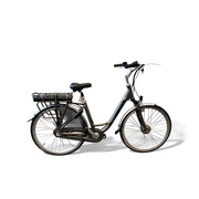 Vogue Basic grijze elektrische stadsfiets met comfortabele zithouding en 13Ah accu, ideaal voor stadsverkeer.