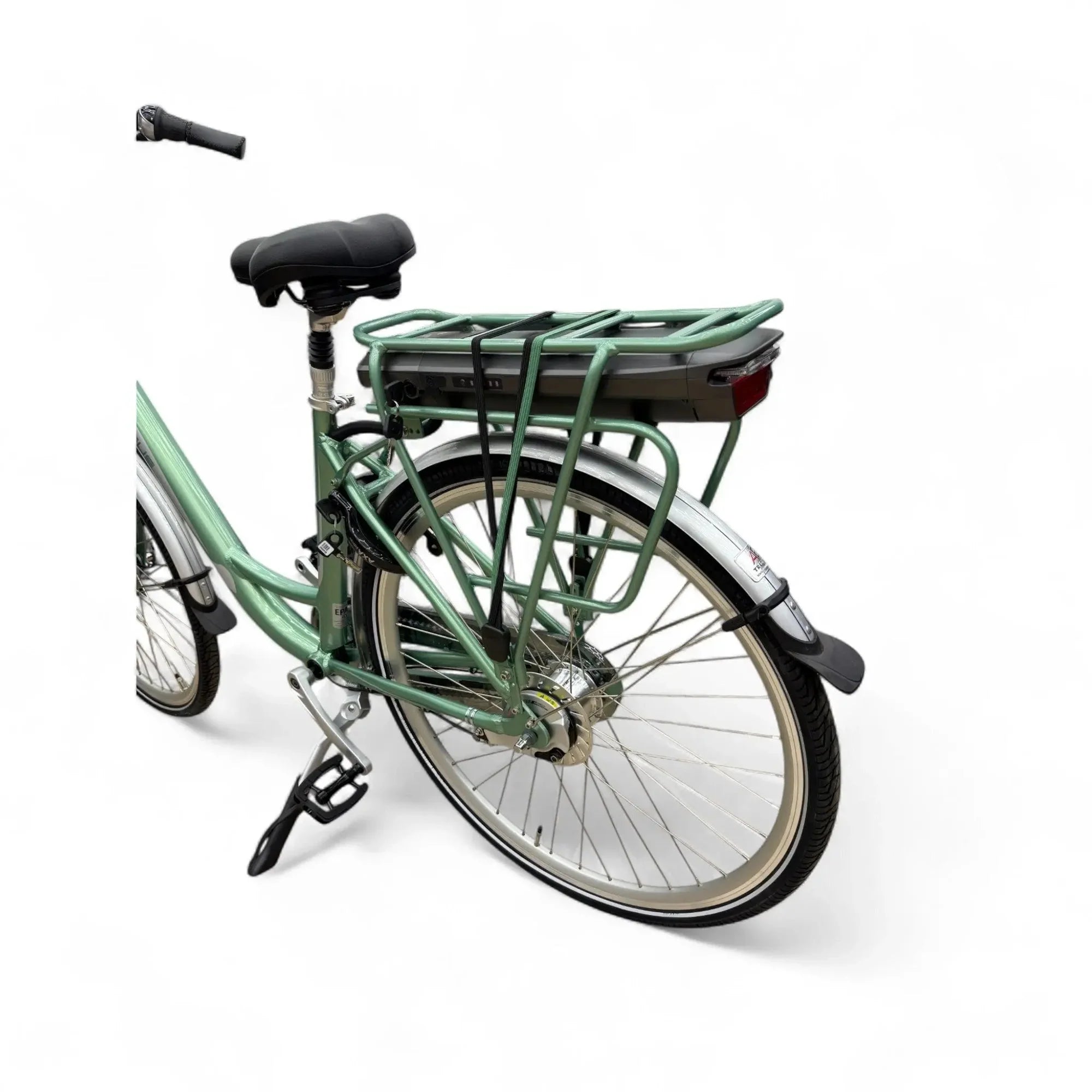 Groene Vogue Basic E-bike elektrische fiets met 13Ah accu, comfortabel stadsfietsendesign en batterij zichtbaar op de achterdrager