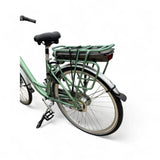 Groene Vogue Basic E-bike elektrische fiets met 13Ah accu, comfortabel stadsfietsendesign en batterij zichtbaar op de achterdrager
