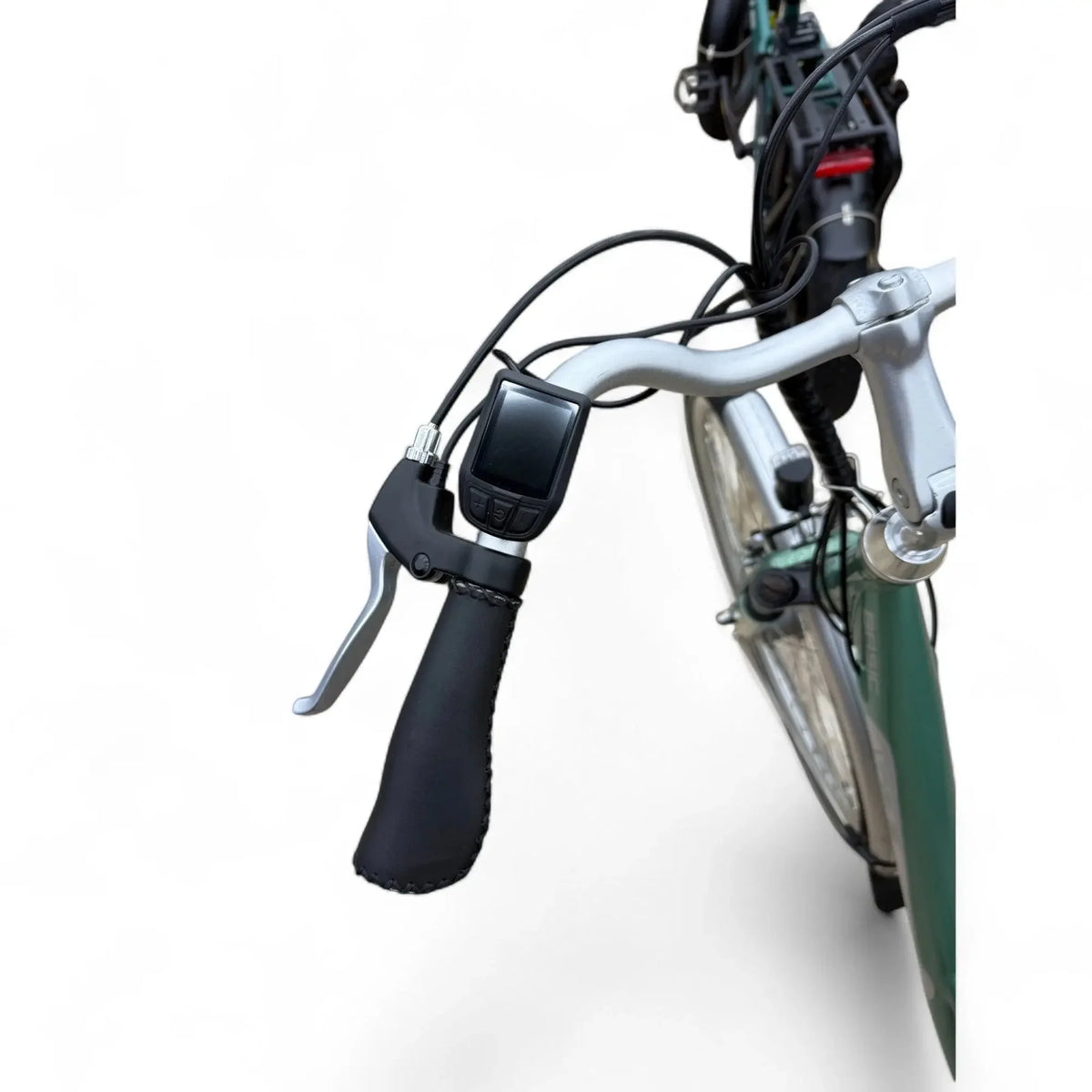 Groene Vogue Basic E-bike elektrische stadsfiets met 13Ah accu en comfortabele zithouding, geschikt voor stadsverkeer.