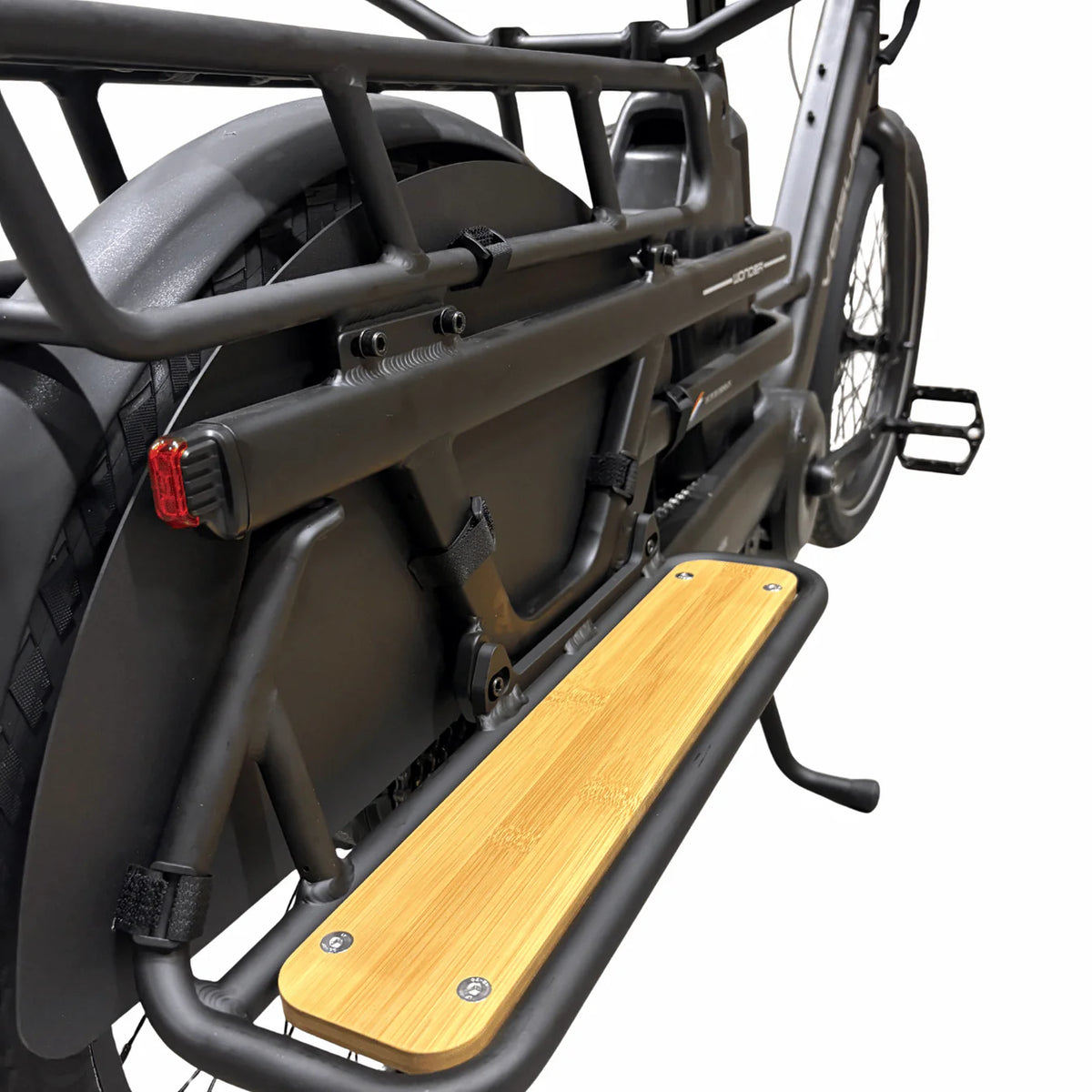 Vogue Wonder Zwart elektrische longtail fiets in doos, gezinsvriendelijk elektrisch fietsmodel met moderne uitstraling.