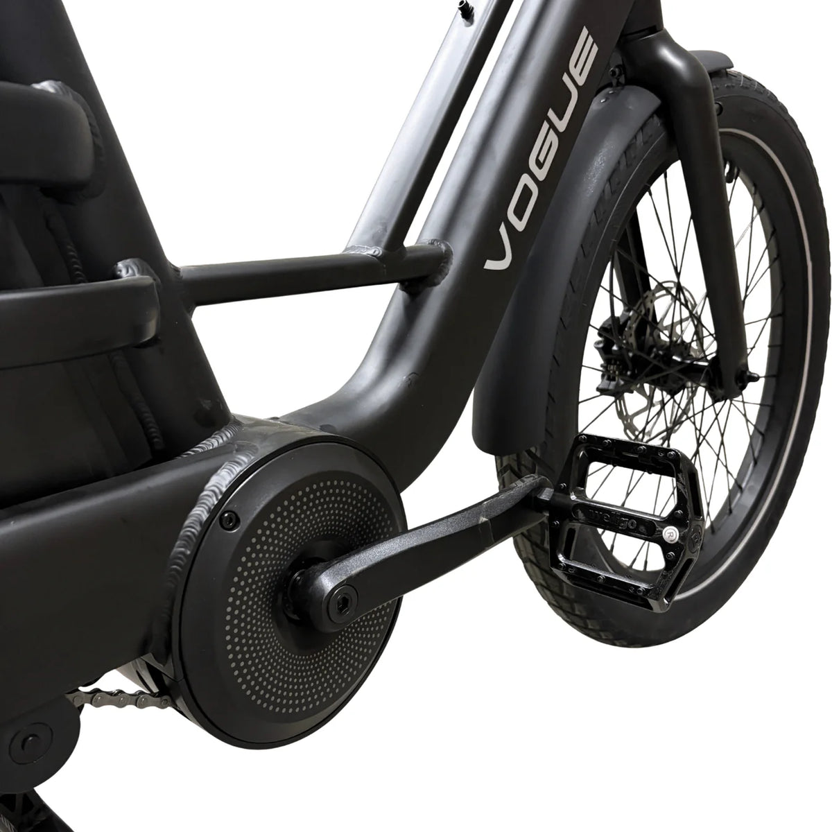 Vogue Wonder zwart elektrische longtail fiets in doos, gezinsvriendelijk, geschikt voor comfortabel stadsvervoer en familiegebruik.